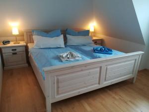 En eller flere senge i et værelse på Ferienhaus Achternkieker + 17 billeder