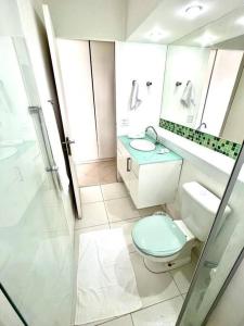 a bathroom with a toilet and a sink and a mirror at Apto Flat no Morumbi com Vista Incrível ! in Sao Paulo