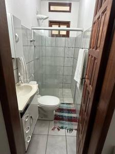 Baño pequeño con aseo y lavamanos en Apartamento com varanda, en Mucuri
