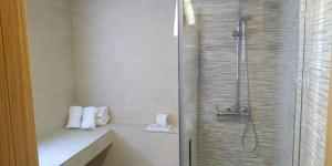 A bathroom at Hotel Alfonso Még 20 kép