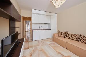 A television and/or entertainment centre at Botabara Del Mar Boutique