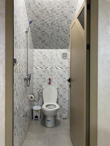 La salle de bains est pourvue de toilettes blanches. dans l'établissement Chic 3 Bed Villa in heart of Agadir, à Agadir