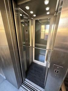 pasillo de un ascensor en un edificio con ventana en AS APartment Modena, en Módena