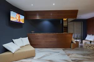 A television and/or entertainment centre at Botabara Del Mar Boutique