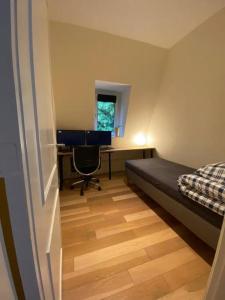1 dormitorio con 1 cama y escritorio con ordenador en Nette maisonnette in groene rustige wijk, en Rijswijk