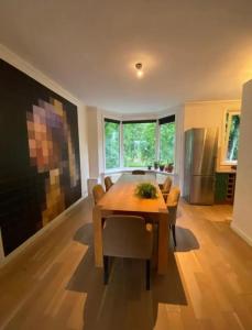 賴斯韋克的住宿－Nette maisonnette in groene rustige wijk，一间带木桌和椅子的用餐室