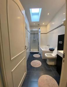 a bathroom with a toilet and a shower and a door at Nette maisonnette in groene rustige wijk in Rijswijk