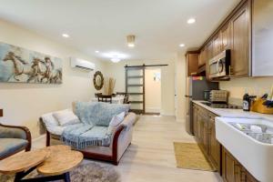 une cuisine et un salon avec un canapé et une table dans l'établissement Fayetteville Guest House Walk to Nature Preserve!, à Fayetteville 20 autres photos