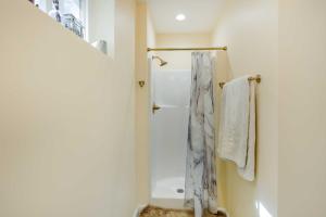 une salle de bain avec une douche avec un rideau de douche dans l'établissement Fayetteville Guest House Walk to Nature Preserve!, à Fayetteville