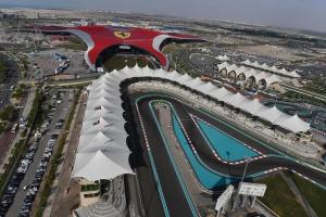 B12 Studio near Ferrari world, with canal and pool view内部或周边的泳池