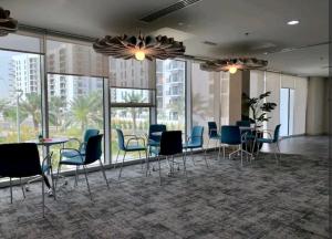 B12 Studio near Ferrari world, with canal and pool view的休息区
