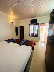Blue Mirage Palolem Goa في محطة كاناكونا: غرفة نوم بسرير كبير في غرفة