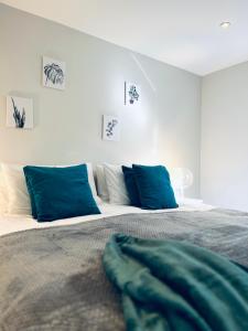 a bedroom with two beds with blue pillows at Absolutely Beautiful Hemel Hempstead 2-bedroom for 1-4 Guests - contractors welcome in Hemel Hempstead