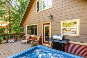 Het zwembad bij of vlak bij PNW River Cabin - A-Frame Loft Hot tub & firepit.