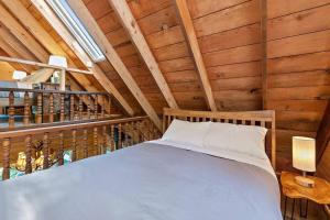 Een bed of bedden in een kamer bij PNW River Cabin - A-Frame Loft Hot tub & firepit.