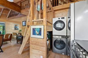 にあるPNW River Cabin - A-Frame Loft Hot tub & firepit.の家の中に洗濯乾燥機が2台ある部屋
