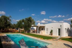 una casa con una piscina di fronte di trullo la specchia private pool and satellite wifi a San Michele Salentino