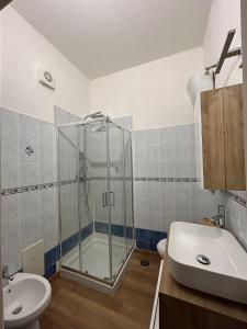 y baño con ducha, aseo y lavamanos. en Casa Vacanze Oikia-Girasole, en Nápoles