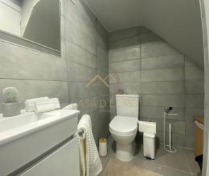 Łazienka z białą toaletą i umywalką w obiekcie Casa D`El Rei w mieście Guarda