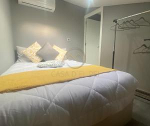 sypialnia z łóżkiem z napisem w obiekcie Casa D`El Rei w mieście Guarda