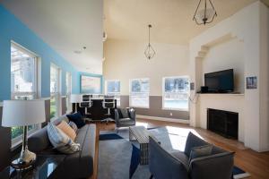 a living room with a couch and a fireplace at Palo Alto 1br w gym pool wd nr Stanford SFO-1259 in Palo Alto