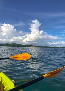 un par de kayaks en un cuerpo de agua en Hostal Familiar Rolo, en Santa Catalina