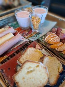 una mesa con pan y otros alimentos y bebidas en Lago Manso in 