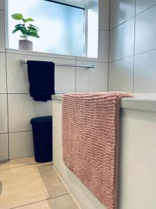 a bathroom with a sink and a towel on a counter at Absolutely Beautiful Hemel Hempstead 2-bedroom for 1-5 Guests - contractors welcome in Hemel Hempstead