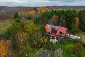 une vue aérienne sur une maison avec un toit rouge dans l'établissement Luxe 14-Acre Vermont Countryside Vacation Rental!, à East Orange