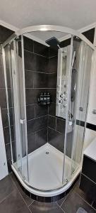 y baño con ducha y mampara de cristal. en Privat Cozy Room in Mudau, en Mudau