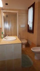 bagno con lavandino e servizi igienici di Vittorio house -Villetta indipendente - Villasimius a Villasimius