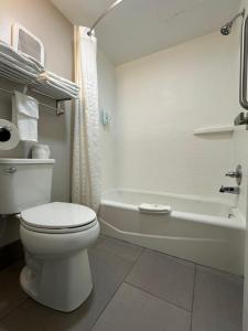 Quality Inn Calhoun North I-75的一间浴室