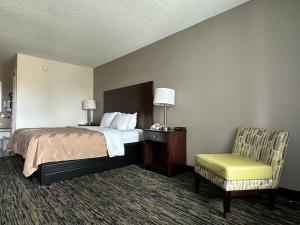 Quality Inn Calhoun North I-75客房内的一张或多张床位