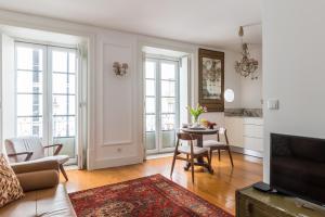 een woonkamer met een tafel en een eetkamer bij Ama Apartments in Lissabon