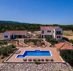 an external view of a house with a swimming pool at Villa Luisa Pucisca - 2 Häuser, 6 Schlafzimmer Insel Brac - Pool, Grill, Kamin, Tischtennis, Boccia in Pučišća