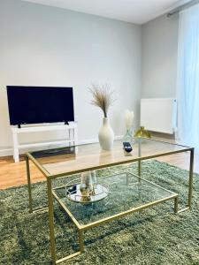 a living room with a glass table and a tv at Absolutely Beautiful Hemel Hempstead 2-bedroom for 1-5 Guests - contractors welcome in Hemel Hempstead