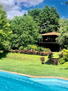 アルコス・デ・ヴァルデヴェスにあるQuinta Lamosa Agroturismoの庭にスイミングプールがある家