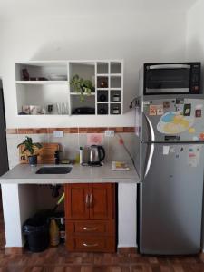 una pequeña cocina con nevera y microondas en LO DE BETTY en Villa Unión