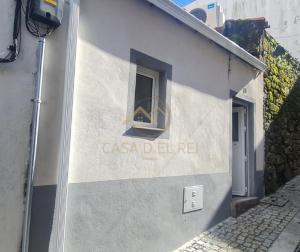 budynek z napisem kasada czerwony w obiekcie Casa D`El Rei w mieście Guarda
