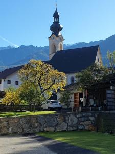 una iglesia con un coche aparcado delante de él en Apart Burgstall, en Arzl im Pitztal