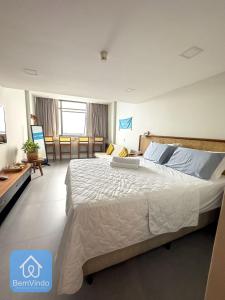 ein Schlafzimmer mit einem großen Bett und einem Laptop darauf in der Unterkunft Apartamento na Vitória com Pier e acesso ao mar in Salvador