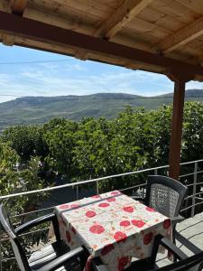- une table et une chaise sur une terrasse couverte offrant une vue sur la montagne dans l'établissement Dreamcatcher, 