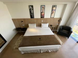 マリンガにあるTransamerica Executive Maringáのベッドルーム1室(大型ベッド1台付)