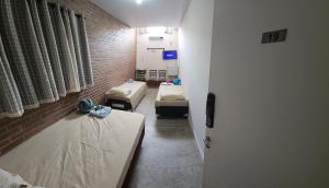 un pasillo con 2 camas en una habitación de hospital en Rua Piracicaba, 69, Pousada Aqua en Campo Grande