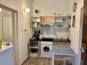 ブダペストにあるNo. 11 Apartment with 2 bathrooms next to railway stationの小さなキッチン(洗濯機付)