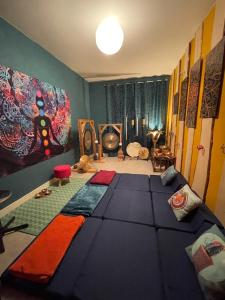 ein Zimmer mit einem großen Bett in der Mitte in der Unterkunft Les gîtes du Poten'ciel, idéal famille, Bien-être, Massages in Allègre