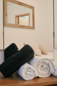 een stapel handdoeken bovenop een bed bij Central Apartment, Is-Swieqi in Is-Swieqi