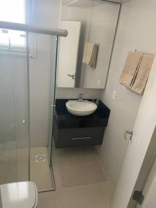 a bathroom with a sink and a mirror at Apê Incrível nos Ingleses in Florianópolis
