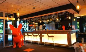 Lounge nebo bar v ubytování Kyriad Clermont Ferrand Nord - Riom