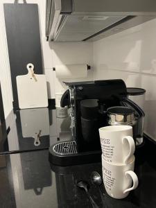 een koffiekopje op een aanrecht in een keuken bij Appartement 228 Bruinisse in Bruinisse